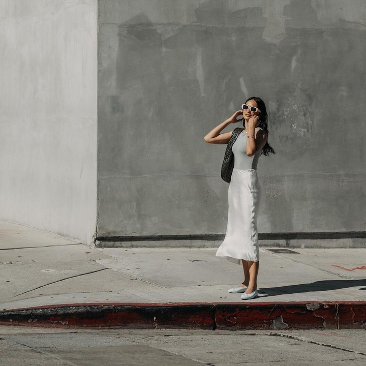 <p>Hana Malasan pemeran Umbra di <em>The Shadow Strays</em> lahir pada 28 Juni 1991. Perempuan yang mengawali karier dari <em>modeling</em> ini sering terlihat stylish dengan OOTD-nya. Dalam potret berikut ini, Hana dengan tampil modis dengan top abu-abu yang dipadukan rok putih span sepanjang betis. <em>Look-nya</em> tambah keren dengan rambut tergerai serta kacamata hitam, nih (Foto: Instagram @hanamalasan)<br /><br /><br /></p>