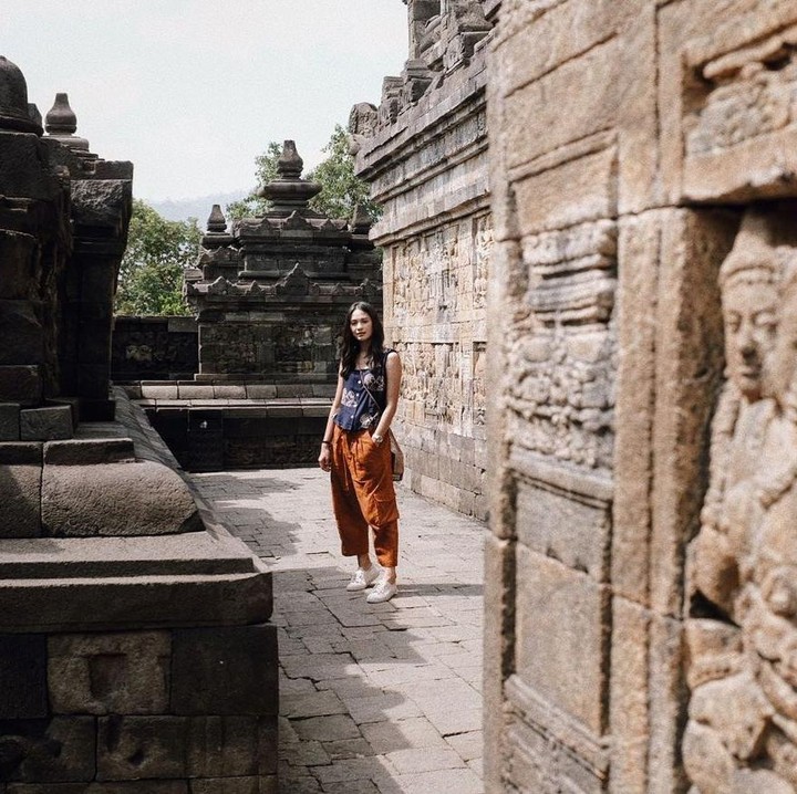 <p>Selain berpakaian bak model, Hana terlihat nyaman dengan setelan sederhana seperti unggahan berikut. Saat mengunjungi lokasi peninggalan sejarah ini, ia tampil <em>casual</em> dan <em>comfy</em> mengenakan OOTD berikut.(Foto: Instagram @hanamalasan)<br /><br /><br /></p>