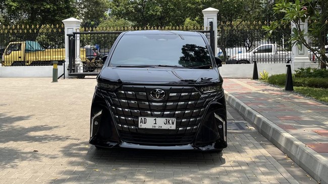 Istana Kepresidenan menyiapkan Toyota Alphard hitam berpelat AD 1 JKW untuk kepulangan Presiden Joko Widodo (Jokowi) ke Surakarta.