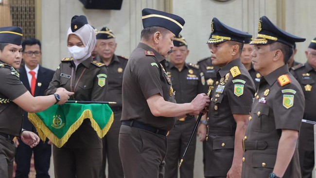 Jaksa Agung ST Burhanudin resmi melantik Patris Yusrian Jaya Jaya sebagai Kepala Kejaksaan Tinggi Jakarta.