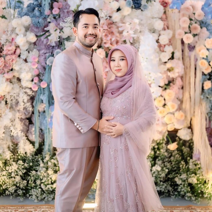 <p>Pada awal Oktober 2024, presenter dan <em>stand up comedian</em> Kiky Saputri mengumumkan kehamilan anak pertamanya ke publik. Artinya, Kiky akan menjadi salah satu orang tua yang melahirkan anak generasi beta di tahun ini, Bunda. Kabar kehamilan ini menjadi kado terindah bagi Kiky dan suami karena sebelumnya sempat mengalami keguguran. (Foto: Instagram @kikysaputrii)</p>
