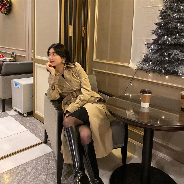 <p>Memadukan blazer panjang dengan sepatu boots panjang jadi penampilan yang menarik untuk dicoba. Ini dapat membuat penampilan tampak <em>classy</em> dan <em>esklusif</em>. Pada foto ini, Bae Suzy tampak menawan dan berkelas, ya, Bunda. (Foto: Instagram @skuukzky)</p>