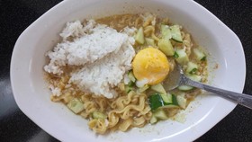 Masih Sering Makan Mi Instan Pakai Nasi? Ini Risikonya ke Tubuh Kamu