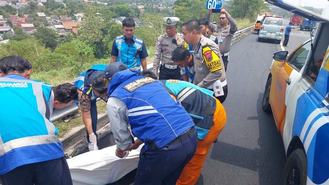 Empat orang pelajar tewas dalam kecelakaan minubus Elf di ruas Tol Bawen-Semarang.