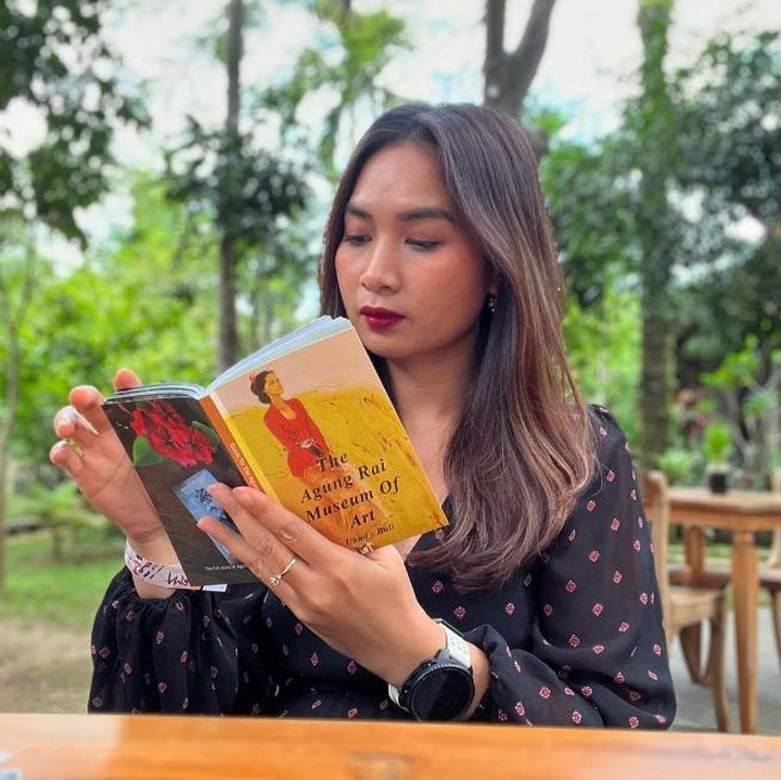 <p>Ni Luh Puspa diberikan tanggung jawab sebagai Wakil Menteri Pariwisata. Ni Luh Puspa merupakan perempuan kelahiran Singaraja, Bali, tahun 1986. Selama lebih dari 10 tahun, Ni Luh Puspa menjajaki karier di bidang jurnalistik, Bunda. Dikutip dari <em>detikcom</em>, perempuan asal Bali ini pernah bekerja sebagai asisten rumah tangga (ART), <em>sales</em> keliling, dan <em>cleaning service</em>. Ni Luh Puspa menabung untuk bisa kuliah dan mendapatkan pekerjaan lebih baik. Ia pun akhirnya terjun ke dunia jurnalistik dan sempat dipercaya membawakan program yang membahas isu politik, sosial, dan budaya. (Foto: Instagram @niluhpuspa)</p>