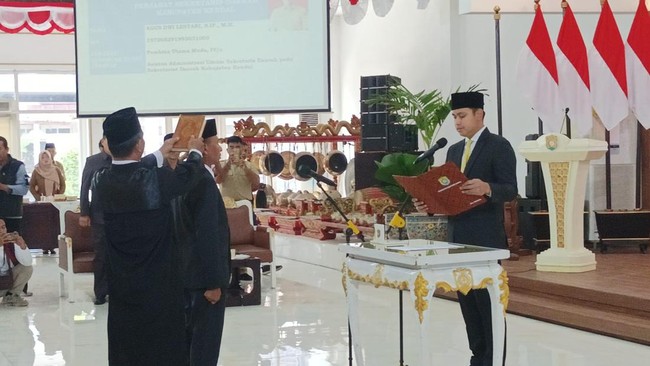 Bupati Kendal Dico Ganinduto mengatakan ketanggapan merespons keluhan warga, termasuk yang masuk lewat medsosl dapat meningkatkan kepercayaan kepada pemerintah.