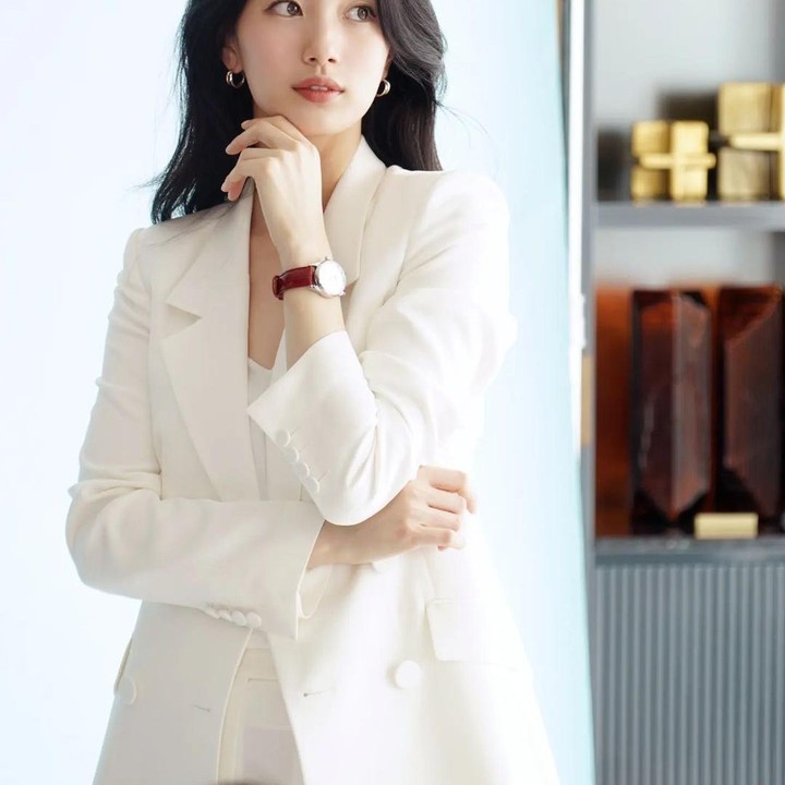 <p>Penggunaan blazer menjadi salah satu kunci menciptakan outfit old money. Selain mudah ditiru, penggunaan blazer ini bisa membuat Bunda tampak berkelas tanpa perlu berusaha keras. Suzy terlihat menawan dengan outfit ini, ya. (Foto: Instagram @skuukzky)</p>
