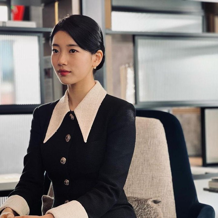 <p>Perpaduan warna netral, dalam hal ini hitam dan putih, adalah salah satu ciri <em>outfit old money</em>. Meskipun tidak ada motif yang mencolok, pakaian ini justru memperjelas keanggunan Bae Suzy, ya, Bunda. (Foto: Instagram @skuukzky)</p>