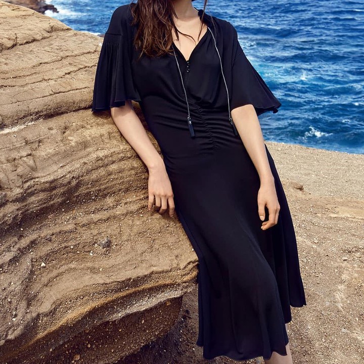 <p>Selain dress merah, dress hitam seperti yang dikenakan Bae Suzy ini dapat memancarkan pesona yang anggun dan berkelas. Bunda juga bisa menambahkan aksesori seperti perhiasan, agar semakin mempercantik penampilan. (Foto: Instagram @skuukzky)</p>