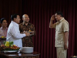 Momen Prabowo Beri Potongan Tumpeng Ultah, Sjafrie Beri Hormat