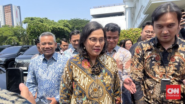 Menkeu Sri Mulyani kompak datang berbareng dua wakil menteri (wamen) ialah Suahasil Nazara dan Thomas Djiwandono di Istana Kepresidenan Jakarta, Jumat (18/10).