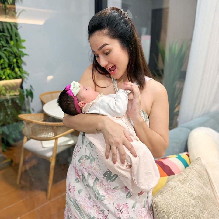 <p>"Sekolah kehidupan, baik sekali bahasanya <em>happy</em> selalu say bersama <em>Kiddos</em>," kata seorang netizen. "Semoga akan ada pelangi setelah hujan badai. Semangat <em>Mommy</em>, sehat-sehat semuanya," ujar netizen lainnya. (Foto: Instagram: @tengkudewiputri_tdp)</p>