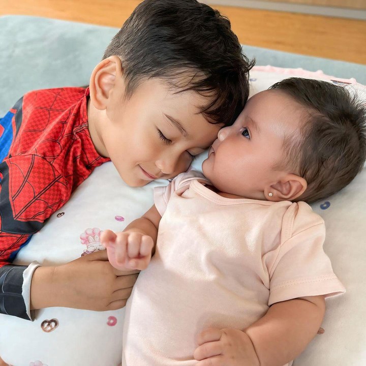<p>Bunda, kita doakan agar Tengku Dewi dan anak-anaknya selalu diberikan rezeki yang melimpah, ya. Semoga Ketiganya juga selalu diberi kebahagiaan dan mendapat kasih sayang dari orang di sekitarnya. (Foto: Instagram: @tengkudewiputri_tdp)</p>