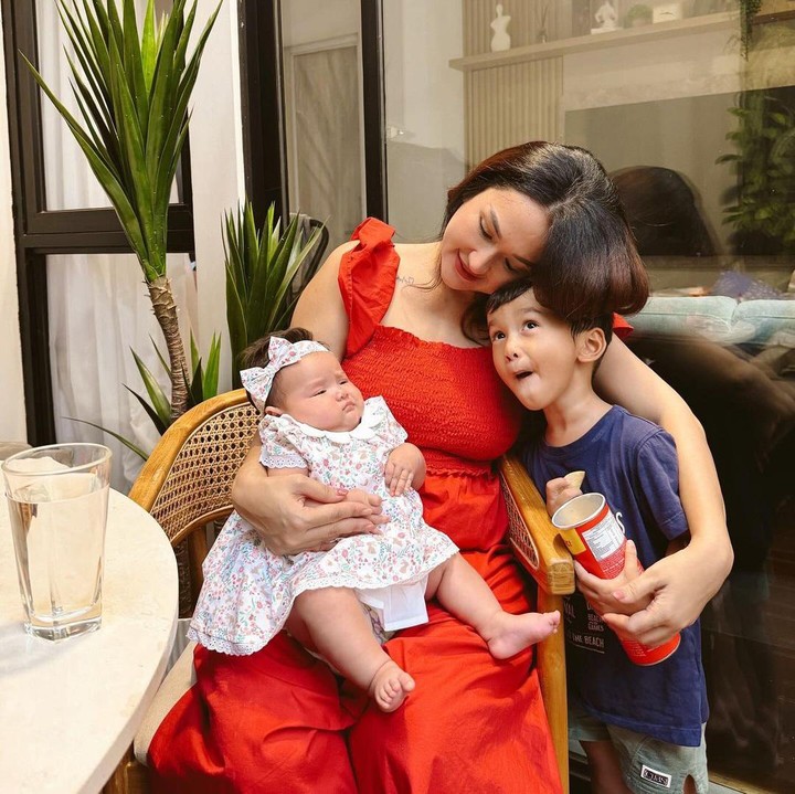 <p>Belum lama ini, Tengku Dewi pun mengunggah potret ketika memangku sang putri yang masih bayi sementara anak sulungnya berdiri di sampingnya. (Foto: Instagram: @tengkudewiputri_tdp)</p>