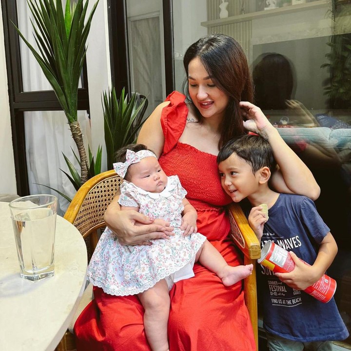 <p>"Sudah tiga minggu enggak ketemu Papanya mulai uring-uringan ni kiddos. Sabar ya, Nak, Papanya lagi sekolah kehidupan dulu. Kita <em>happy-happy</em> setiap hari ya ke <em>playground</em>, nge-mall, berenang, ke mana saja yang kalian suka," tulis Tengku Dewi. (Foto: Instagram: @tengkudewiputri_tdp)</p>