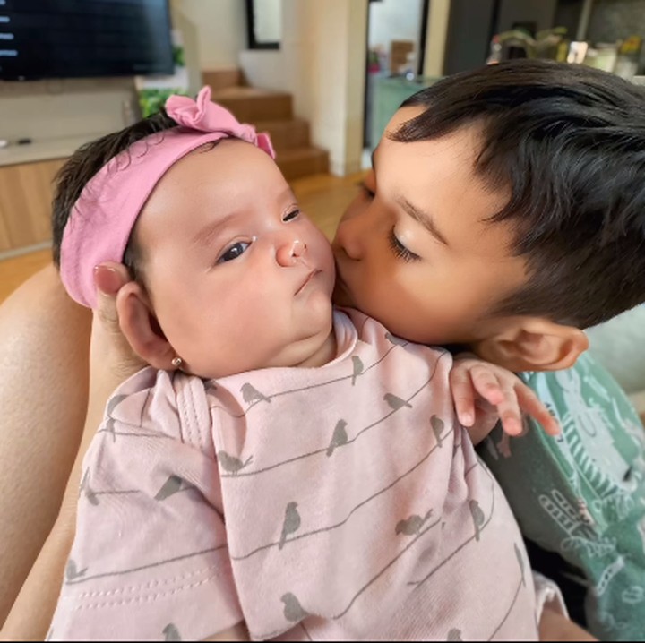 <p>Tengku Dewi Putri selalu membagikan momen kebersamaannya dengan kedua anaknya, Eshan dan Zeya. Kegiatan yang dibagikan mulai dari berlibur hingga bermain di rumah. (Foto: Instagram: @tengkudewiputri_tdp)</p>