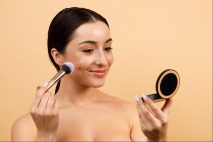 Compact powder adalah salah satu produk makeup andalan untuk membuat riasan lebih tahan lama dan matte. Namun, jika digunakan dengan cara yang salah, compact powder justru bisa membuat makeup terlihat cakey, bertekstur, dan tidak natural. Ini kesalahan umum dalam menggunakan compact powder yang perlu kamu hindari.