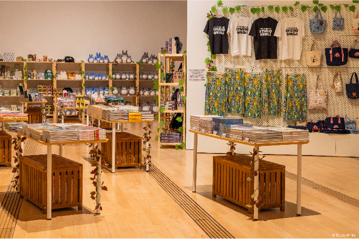 Nah usai dibuat kagum dengan instalasi memukaunya, saatnya kamu beli souvenir. Kamu bisa menemukan banyak sekali merchandise resmi yang menggemaskan di The World of Studio Ghibli retail store/ Foto: Courtesy of Marina Bay Sands