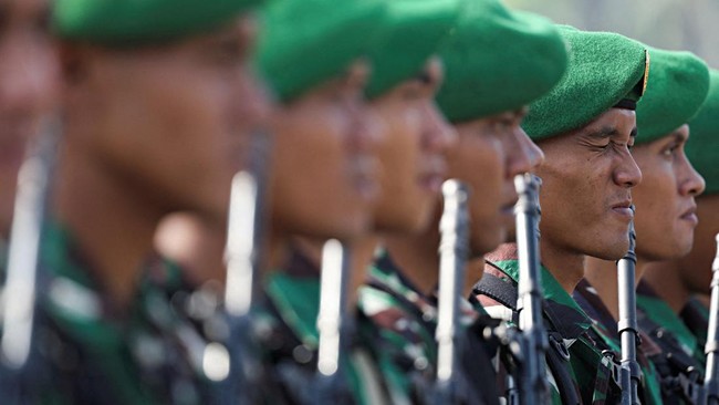 Draf final RUU TNI nan disepakati untuk disahkan menjadi undang-undang memuat daftar 14 lembaga alias kementerian nan bisa ditempati prajurit aktif.