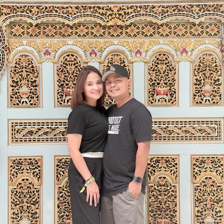 <p>Terbaru, pria berusia 45 tahun ini membagikan potret kebersamaannya dengan sang istri. Dalam potret itu, Wendi meninggalkan tulisan manis. (Foto: instagram @wendicagur)<br /><br /><br /></p>