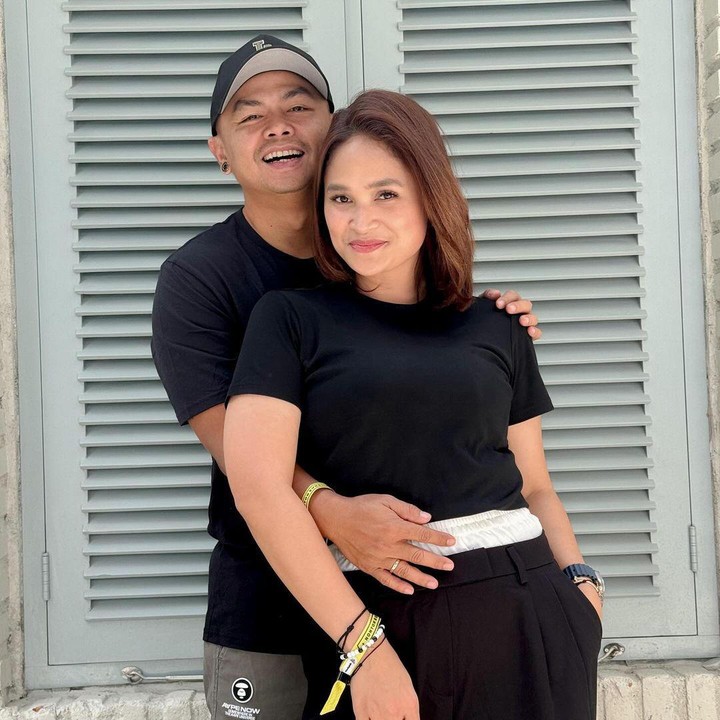 <p>Di sana, Wendy memberi banyak pujian pada sang istri. "Energi terbesarku. Support system terbesarku. Segalanya. Setengah nafasku. Pasangan hidup dan cintaku. Untung aku nyedot usia kamu @revtiayunatasya. Jadinya aku terus kelihatan muda. Hahahaha. Aku mencintaimu sampai ke bulan dan jurang beybih," tulisnya. (Foto: instagram @wendicagur)<br /><br /><br /></p>