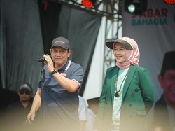 Acep Adang-Gita Pamerkan Kartu Sakti di Indramayu