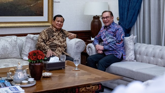 Tak perlu menunggu sampai esok saat hari pelantikan Presiden RI, pada Sabtu malam ini pun Anwar langsung bertamu ke Prabowo dan menyebutnya sebagai kawan baik.