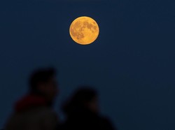 Video: Bulan Purnama Terbesar Nampak Indah di Atas Langit Jerman