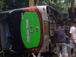 Bus Rombongan Asal Tangerang Terguling di Pekalongan, 1 Tewas
