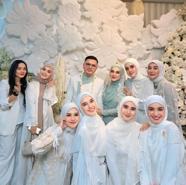 <p>Pernikahan ini menjadi yang kedua bagi Irish Bella dan Haldy Sabri. Irish Bella menikah lagi setelah resmi bercerai dengan aktor Ammar Zoni pada Februari 2024, sementara Haldy Sabry merupakan <em>single dad</em> yang memiliki dua anak di mana istri terdahulunya meninggal dunia. Pernikahan Irish Bella dan Haldy Sabri ini tampaknya sudah diketahui teman terdekat dan mendapatkan restu dari anak-anak mereka, Bunda. (Foto: Instagram @_irishbella_)</p>