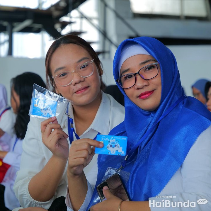 <p>Rangkaian acara ini diawali dengan registrasi terlebih dahulu. Setelah itu, para Bunda akan dipanggil melalui nomor antrean untuk melakukan pembuatan akun J Trust Bank. (Foto: HaiBunda/ Nathania Widya Chrissanti / Muhammad Hafiz Muharrom)</p>