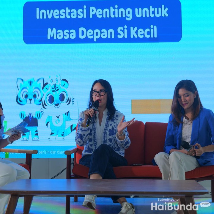 <p>Kemudian, acara diawali dengan <em>talkshow</em> kesehatan mental dan keuangan keluarga yang dijelaskan oleh Saskhya dan Deputy Division Head Branch Management J Trust Bank Lucky Maya Fritsiana. Pada kesempatan tersebut, Saskhya menjelaskan bahwa orang tua dengan kondisi mental yang tidak stabil dapat berdampak buruk pada anak. (Foto: HaiBunda/ Nathania Widya Chrissanti / Muhammad Hafiz Muharrom)</p>