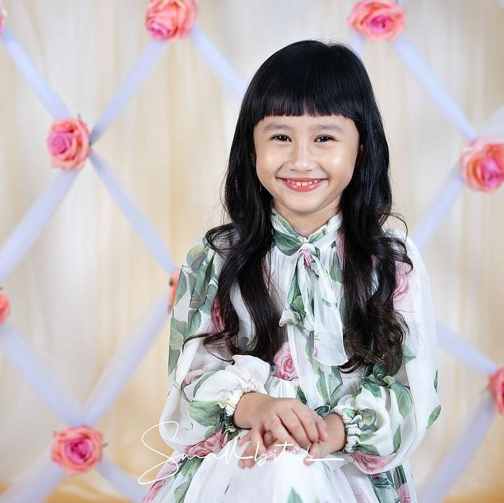 <p>"Doain aku ya,, Sehat, Berkah, Sholeha dan kebanggaan Keluarga Dunia Akhirat.. aamiin," lanjut caption tersebut. (Foto: Instagram @khalisaworld)<br /><br /><br /></p>