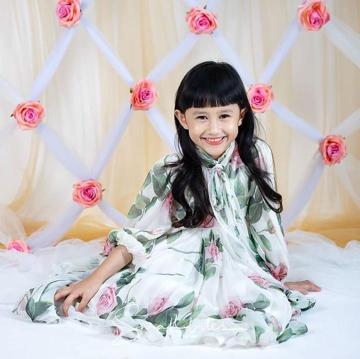 <p>Tak hanya tambah cantik, Khalisa juga semakin pintar mengaji. Di usianya yang baru menginjak 5 tahun ini, ia sudah mengaji 7 juz, lho. "Pencapaian terbesar diusia 5 tahun adalah ngaji nya udah Juz 7 dan hafalannya udah juz 30… doain y semua khalisa semakin semangat." (Foto: Instagram @khalisaworld)</p>