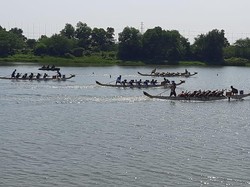 Antusias Masyarakat Saksikan Lomba Dayung Perahu Naga di JSC Palembang