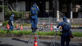 FOTO: Markas Partai Berkuasa Jepang Dilempar Bom Molotov