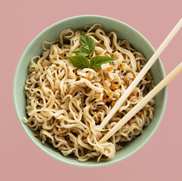 5 Makanan yang Dilarang untuk Dimakan Bersamaan dengan Mi Instan