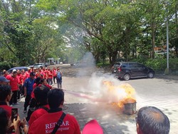 Dinas Damkar Denpasar Gandeng 100 Relawan untuk Tangani Kebakaran