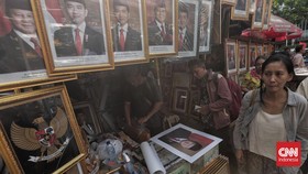 FOTO: Bingkai Foto Prabowo-Gibran Laris Manis Jelang Pelantikan