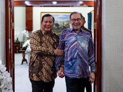 Anwar Ibrahim Langsung Temui Prabowo Usai Mendarat di RI: Sahabat Sejati Saya