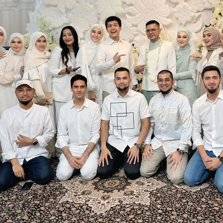 <p>Kabar ini tampaknya berhasil membuat banyak pihak terkejut, Bunda. Mulai dari rekan sesama artis hingga netizen, ikut memberikan ucapan pada Irish Bella di kolom komentar. "<em>Masya Allah TabarakAllah</em>. Ibel sayang, selamat atas pernikahannya dengan suami. Insya Allah menjadi keluarga yang utuh, sakinah mawaddah warahmah. <em>Aamiin Allahumma Aamiin</em>. Bahagia selalu yah, Ibel," kata Alyssa Soebandono. @dhiniaminarti dan @dimasseto_1)<br /><br /><br /></p>