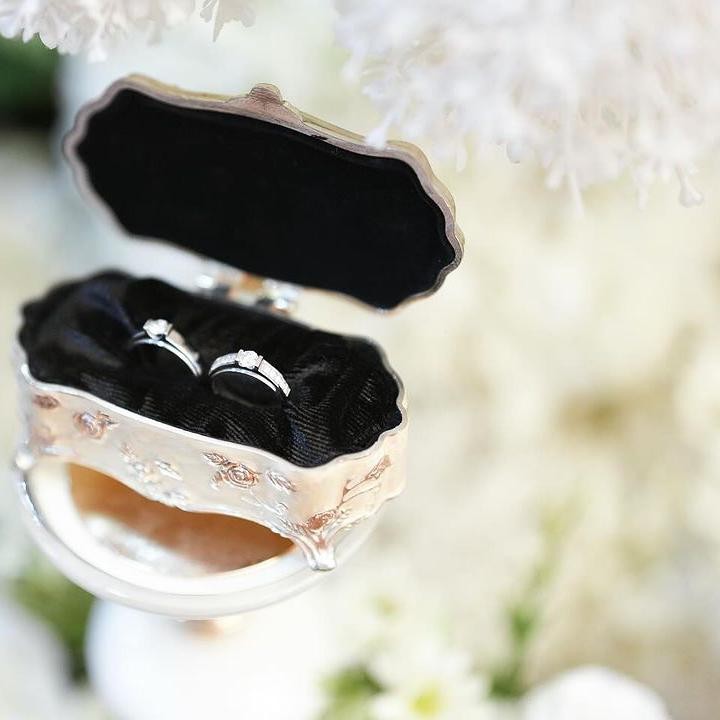 <p>Dalam unggahan tersebut, perempuan yang akrab disapa Ibel ini menulis caption panjang terkait pernikahannya. Ia menjelaskan, rencana baik ini sudah lama ia simpan hingga akhirnya terungkap. "Keputusan ini diambil dengan hati yang tenang, penuh doa, serta keyakinan akan petunjuk dari <em>Allah Azza Wa Jalla</em>. Mungkin terlihat cepat di mata sebagian orang, tapi hanya aku yang memahami sepenuhnya perjalanan hidupku dan segala ujian yang telah kulewati. Aku berharap, dengan segala kerendahan hati, doa dari kalian untuk keberkahan dalam pernikahan ini. Semoga kami dapat menjalani momen ini dengan penuh khidmat bersama keluarga dan orang-orang terdekat," tulisnya. (Foto: Instagram @_irishbella_)<br /><br /><br /></p>
