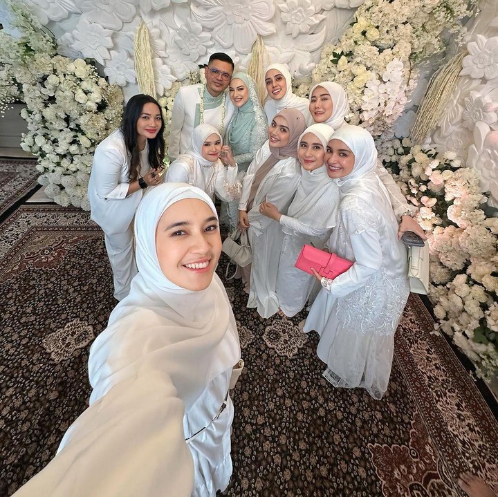 <p>"Ka Ibeeeellllll, <em>im so happy for you Alhamdulillahh. Barakallahu laka wabaaraka alaikuma wa jamaa bainakumaa fii khoir</em>," tutur penggemar Ibel, pemilik akun @shefar****. Selamat menikah untuk Ibel dan suami, kita doakan yang terbaik untuk keduanya ya, Bunda. @dhiniaminarti dan @dimasseto_1)</p>