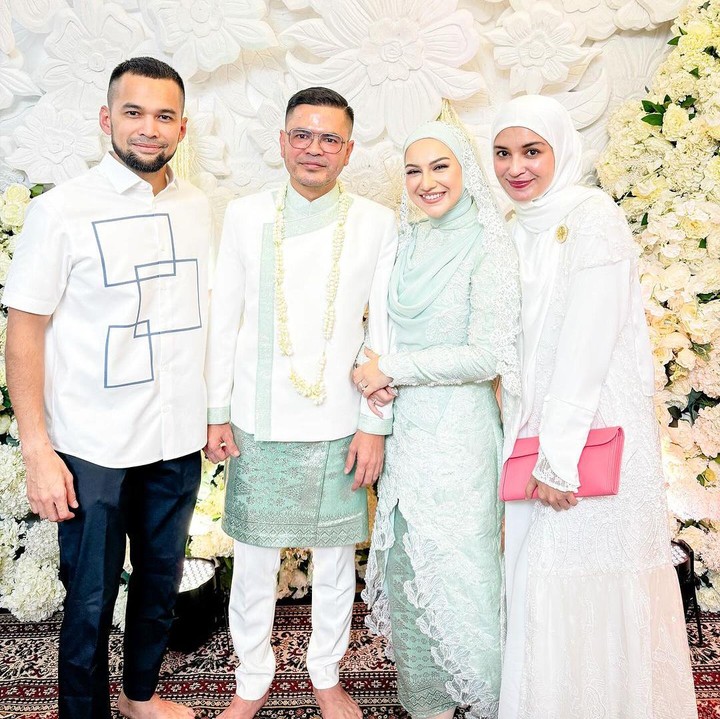 <p>Selanjutnya, ada Shireen Sungkar dan suaminya Teuku Wisnu. Dalam kolom <em>caption,</em> ia juga memberi ucapan sambil bercanda soal geng 'istri orang aceh'. <em>"Dear</em> anak baik @_irishbella_ sayang dan abang haldy. Smoga Allah selalu memberikan keberkahan dan kebahaiaan di pernikahan kalian. Masuk geng istri orang aceh deh bareng hehehe," tuturnya. (Foto: Instagram @shireensungkar)<br /><br /><br /></p>
