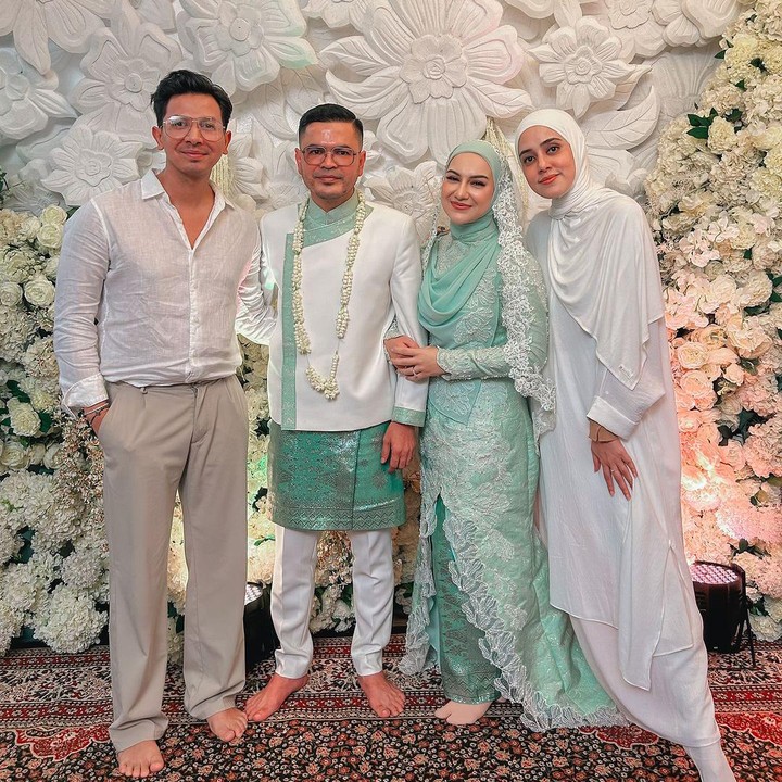 <p>Momen bahagia Irish Bella juga dihadiri oleh para sahabatnya, Bunda. Mulai dari pasangan Fairuz A Rafig dan Sonny Septian, mereka mengunggah potret bersama pengantin baru dan meninggalkan <em>caption</em> berupa ucapan serta doa. "<em>MasyaAllah tabarakAllah. Barakallahulakuma wa baraka alaikuma wa jama’a bainakuma fi khair.</em> Sayangku @_irishbella_ dan bang haldy selamat ya bahagia dunia akhirat,<em> insya Allah</em> sehidup sesurga," ungkap Fairuz. (Foto: Instagram @fairuzarafiq dan @sonnyseptian)<br /><br /><br /></p>