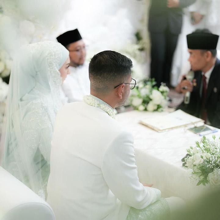 <p>Kabar mengejutkan datang dari artis cantik Irish Bella. Bunda dua anak ini mengunggah potret pernikahannya dengan seorang pengusaha dari Aceh bernama Haldy di akun Instagram pribadi. (Foto: Instagram @_irishbella_)<br /><br /><br /></p>