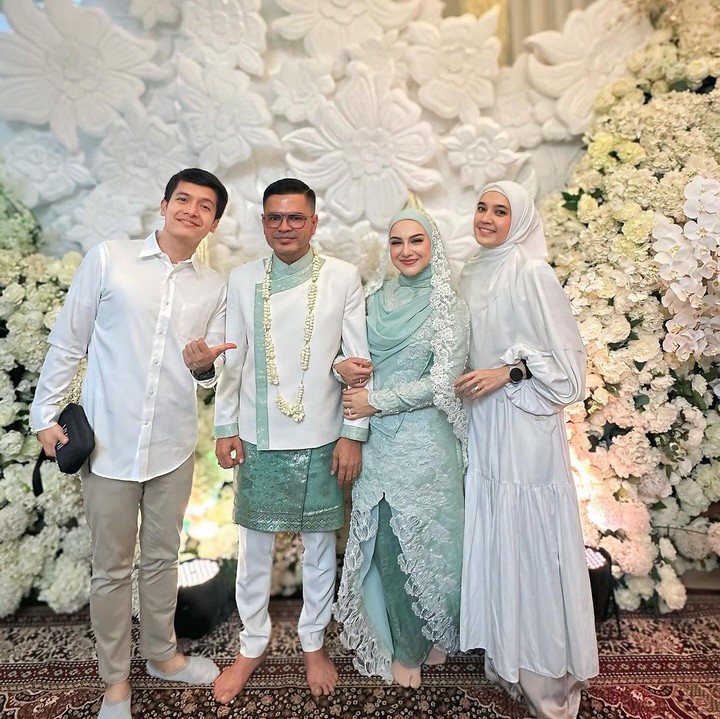 <p>Dhini Aminarti dan Dimas Seto juga tak ketinggalan memberikan ucapan selamat, Bunda. Pasangan ini juga hadir di hari bahagia Ibel. "Semoga Allah memberikan berkah untukmu, semoga Allah memberi berkah padamu dan menghimpun kalian berdua (sebagai suami istri) dalam kebaikan," ungkap Dhini. (Foto: Instagram @dhiniaminarti dan @dimasseto_1)<br /><br /><br /></p>
