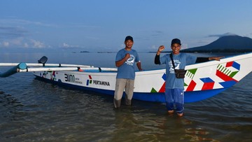 Pertamina Serahkan Kapal dan Jaring Ikan, Berdayakan Nelayan Natuna