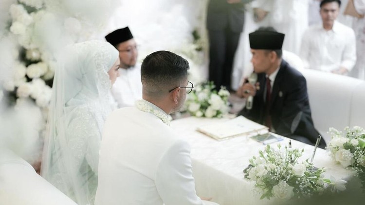 Potret Irish Bella Saat Asyik Makan BBQ hingga Masak di Dapur Potret Irish Bella Saat Asyik Makan BBQ hingga Masak di Dapur