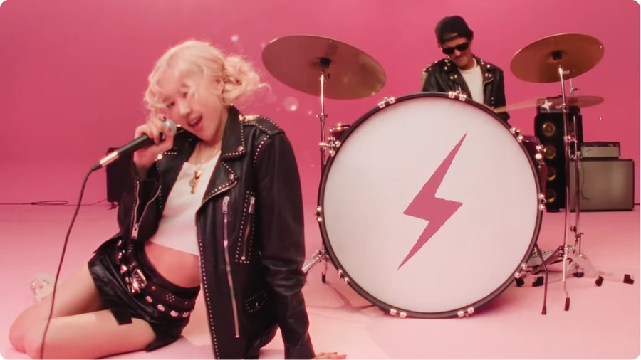 Rose BLACKPINK dan Bruno Mars Rose BLACKPINK dan Bruno Mars di video musik APT.